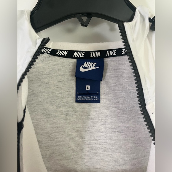 Men’s Nike full zip jacket with hood and zip pockets - Picture 3 of 5